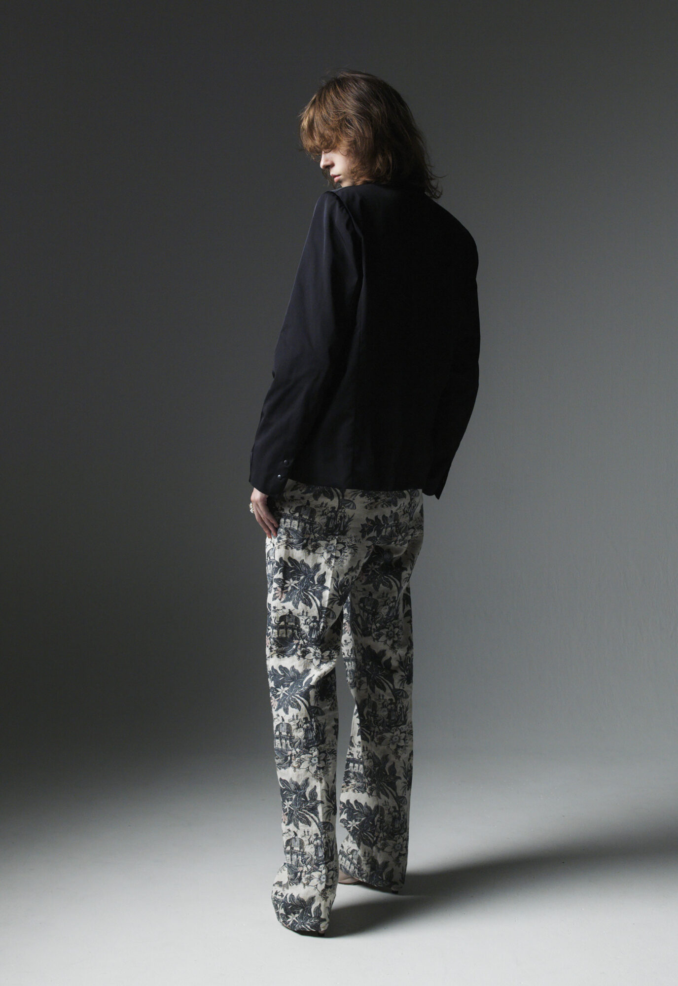 TINYDINOSAUR 2024SS/
SHAPE MEMORY GABARDINE ONE BUTTON JACKET/
CHINOISERIE LINEN FABRIC
by LITHUANIA LONG PANTS